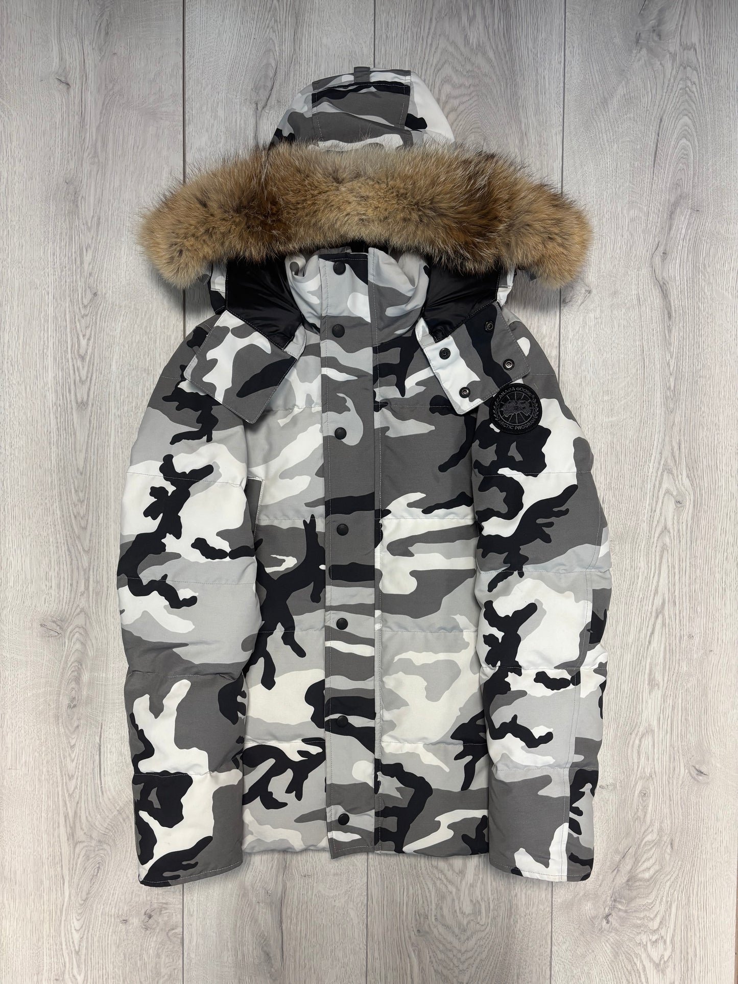 Canada Goose Snow Camo Blakc Badge Wyndham Parka (M)