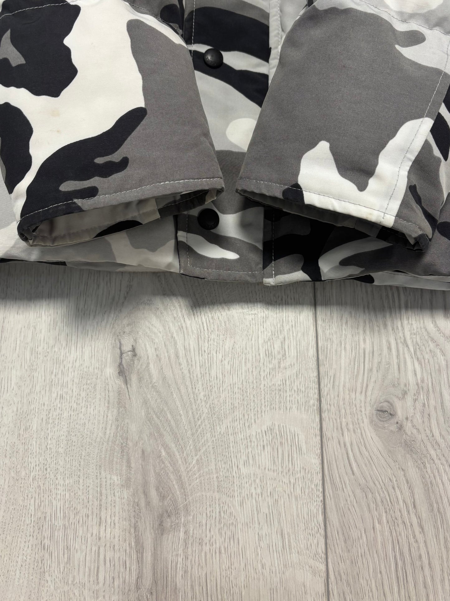 Canada Goose Snow Camo Blakc Badge Wyndham Parka (M)