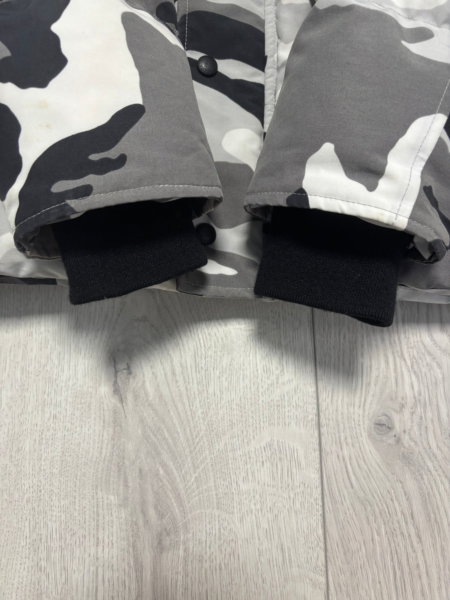 Canada Goose Snow Camo Blakc Badge Wyndham Parka (M)