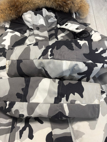 Canada Goose Snow Camo Blakc Badge Wyndham Parka (M)