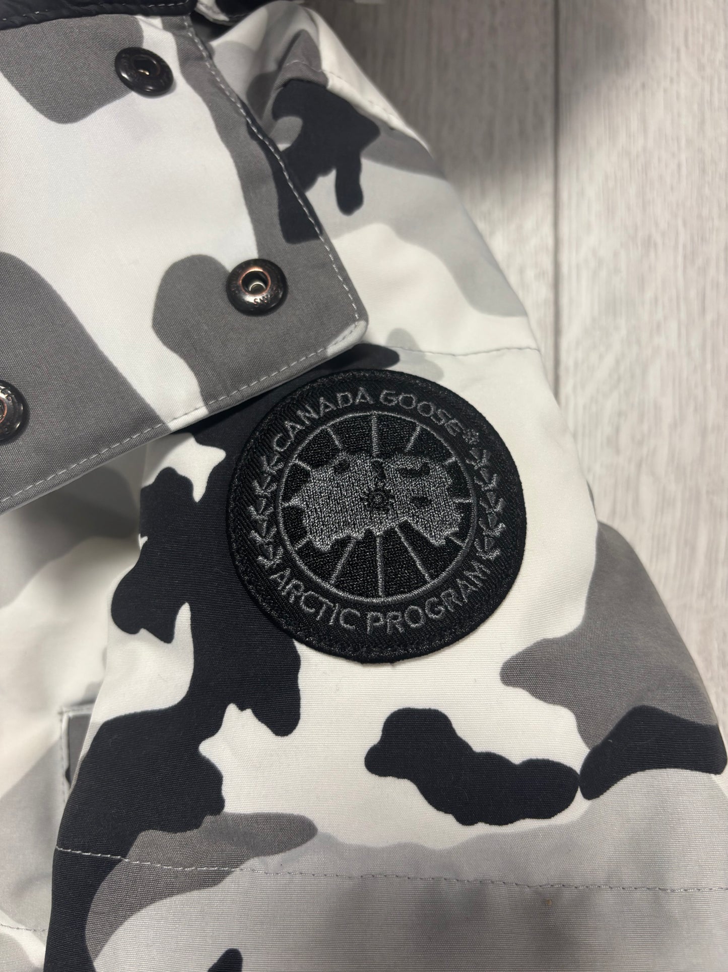 Canada Goose Snow Camo Black Badge Wyndham Parka (S)